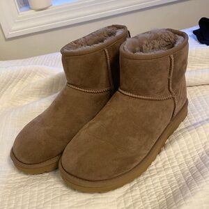 SHORT BROWN UGGS
